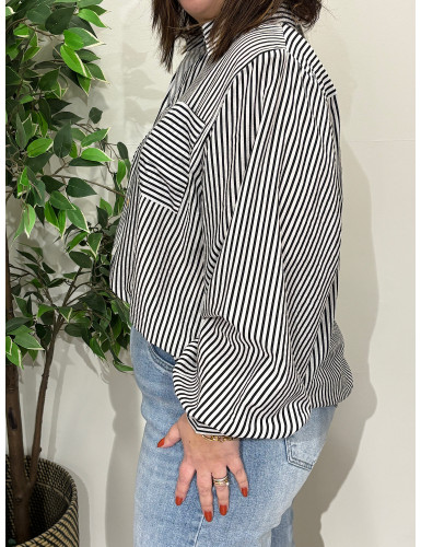 Camisa de riscas e manga balão