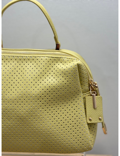 Mala amarela perfurada