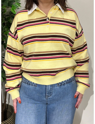 Polo de malha às riscas