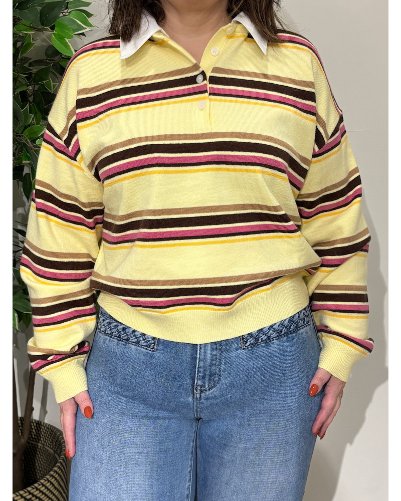 Polo de malha às riscas