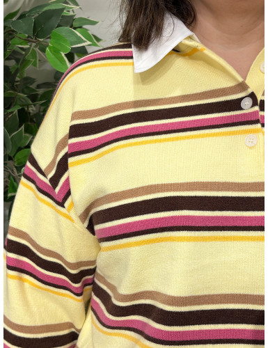 Polo de malha às riscas