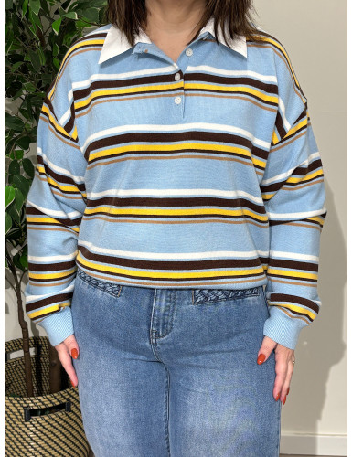 Polo de malha às riscas