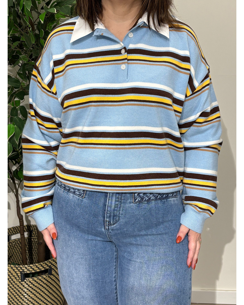 Polo de malha às riscas