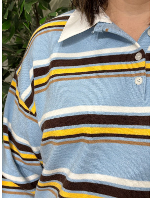 Polo de malha às riscas