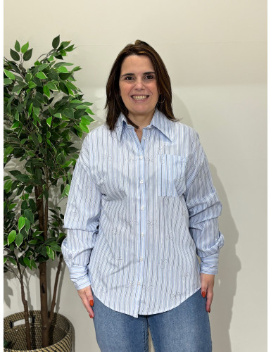 Camisa de riscas e laços brilhantes