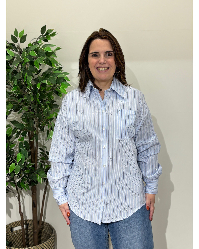 Camisa de riscas e laços brilhantes