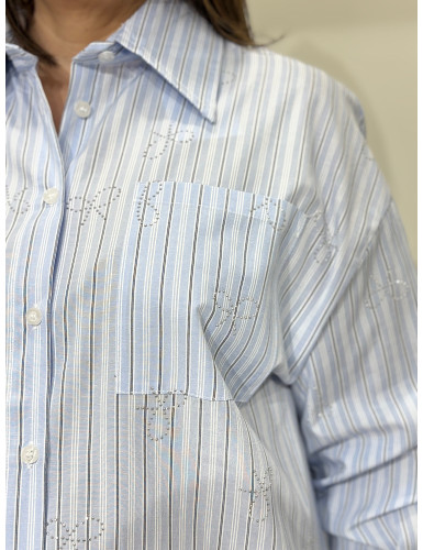 Camisa de riscas e laços brilhantes