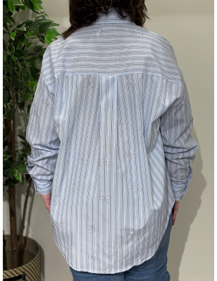 Camisa de riscas e laços brilhantes