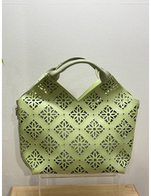 Mala de mão perfurada