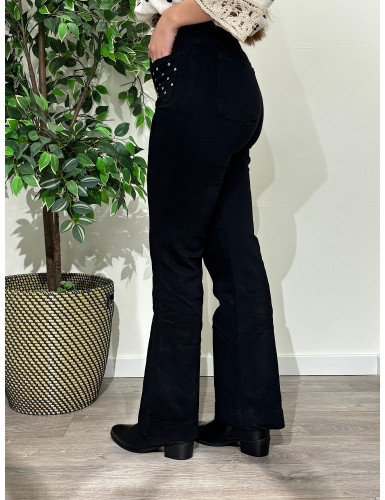 Calças Flare c/tachas nos bolsos