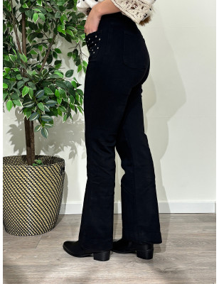 Calças Flare c/tachas nos bolsos