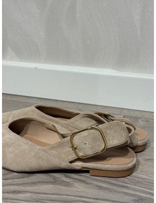 Sabrina de bico fino aberta atrás