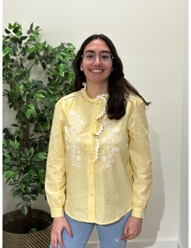 Camisa de riscas detalhada