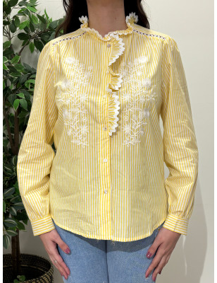 Camisa de riscas detalhada