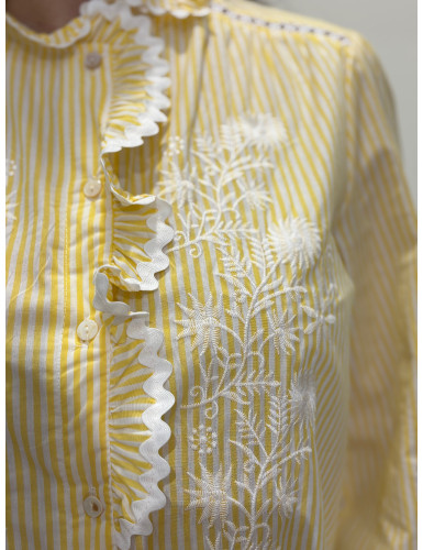 Camisa de riscas detalhada