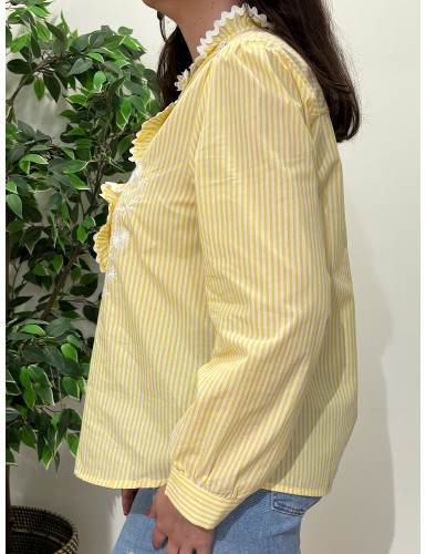 Camisa de riscas detalhada