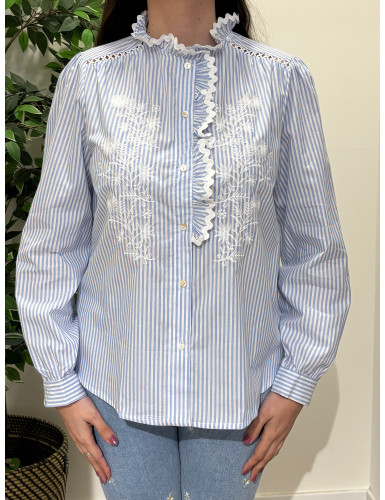 Camisa de riscas detalhada