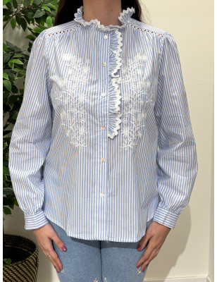 Camisa de riscas detalhada