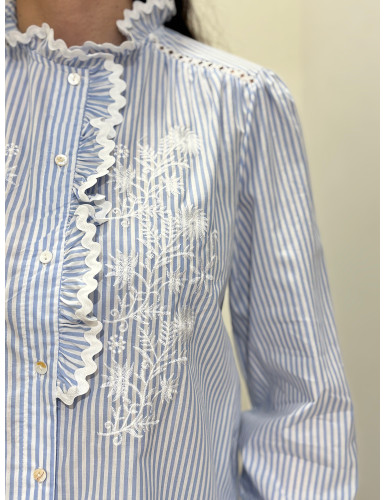 Camisa de riscas detalhada